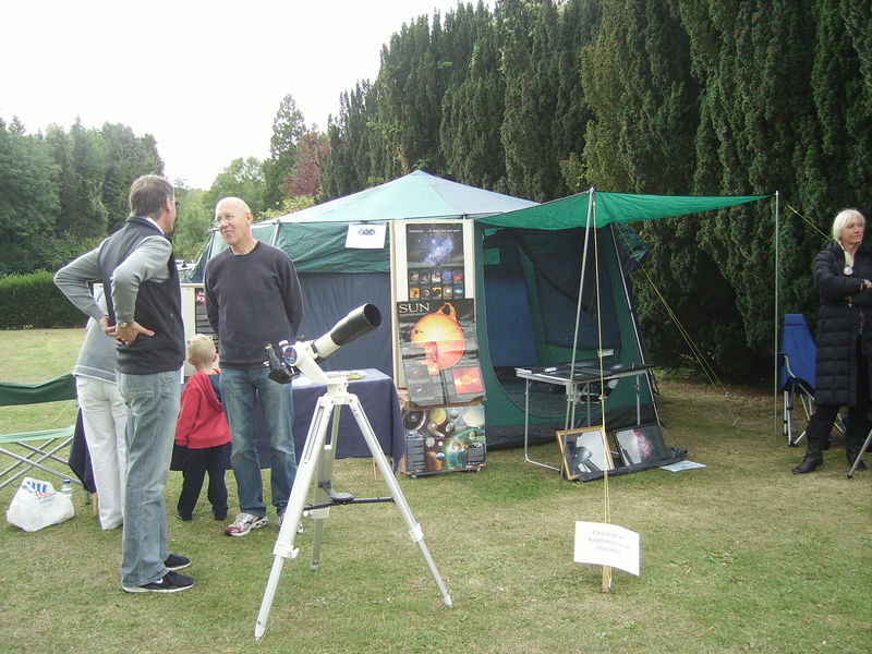 High Elms Open day 13.9.09 (1)
High Elms Open Day 13th September 2009
Hugh chatting with a member of the public. 
Link-words: Outreach Observing LocalArea HighElms2009